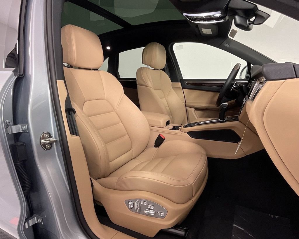 Certified 2025 Porsche Macan AWD/4WD image 23