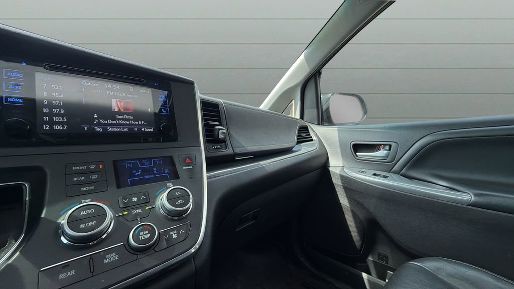 Used 2017 Toyota Sienna SE Premium FWD image 18