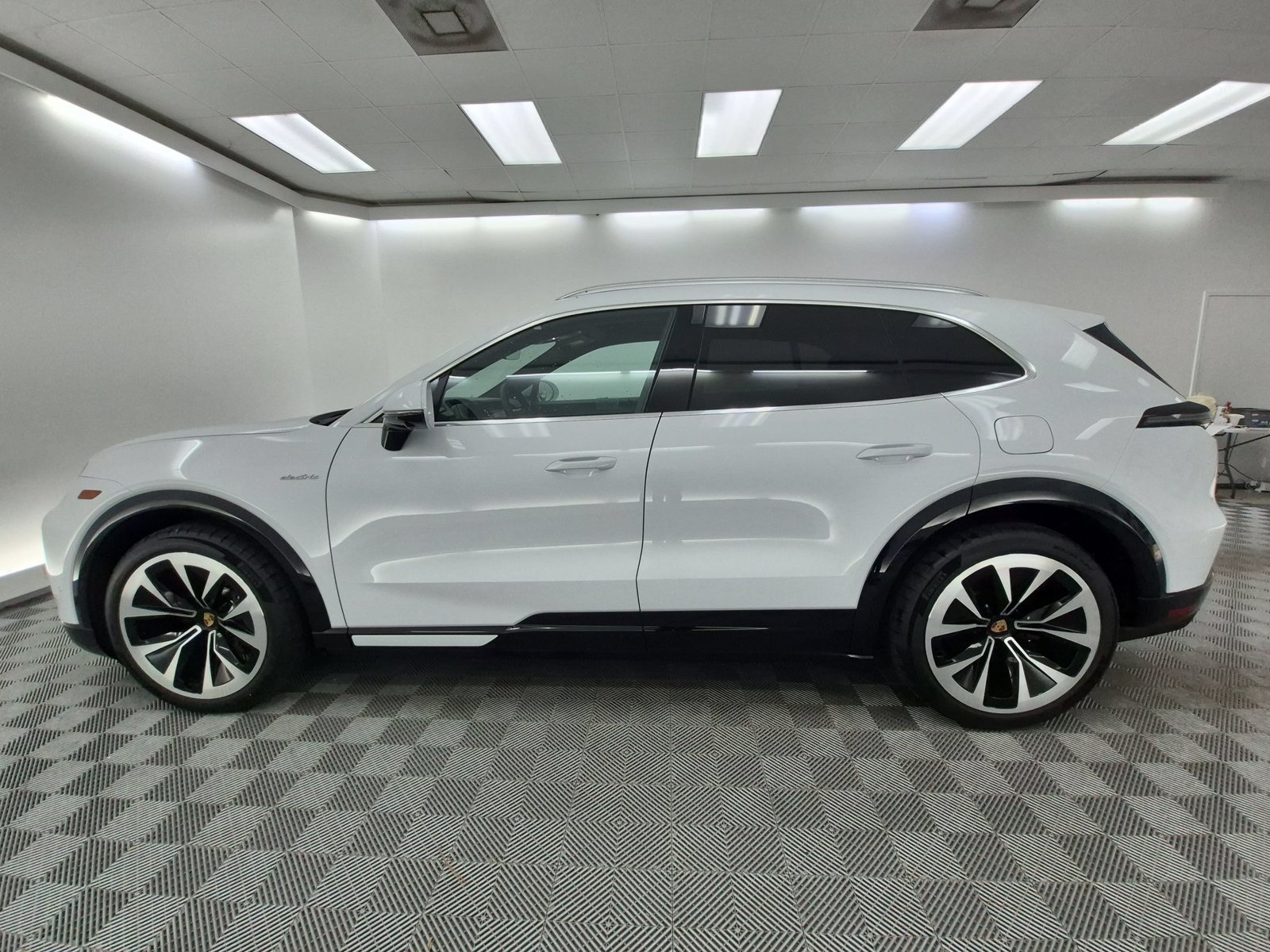 New 2026 Porsche Cayenne Electric AWD/4WD image 2