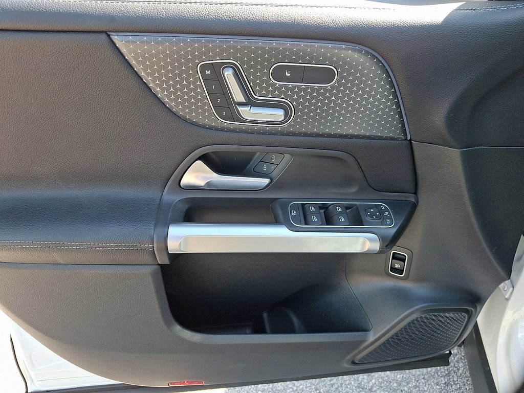 Used 2025 Mercedes-Benz GLB 250 4MATIC image 12