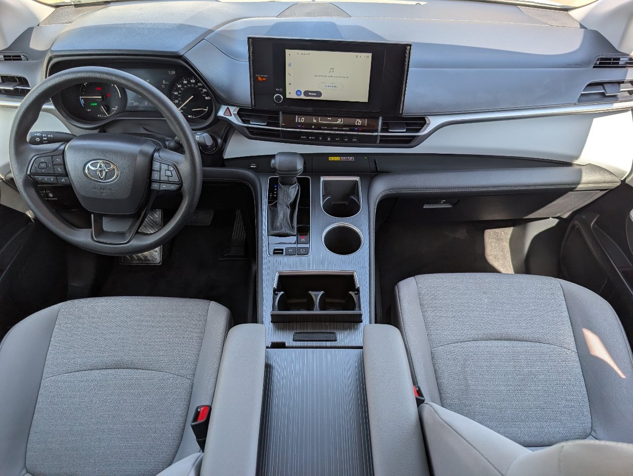 Used 2025 Toyota Sienna LE FWD image 4