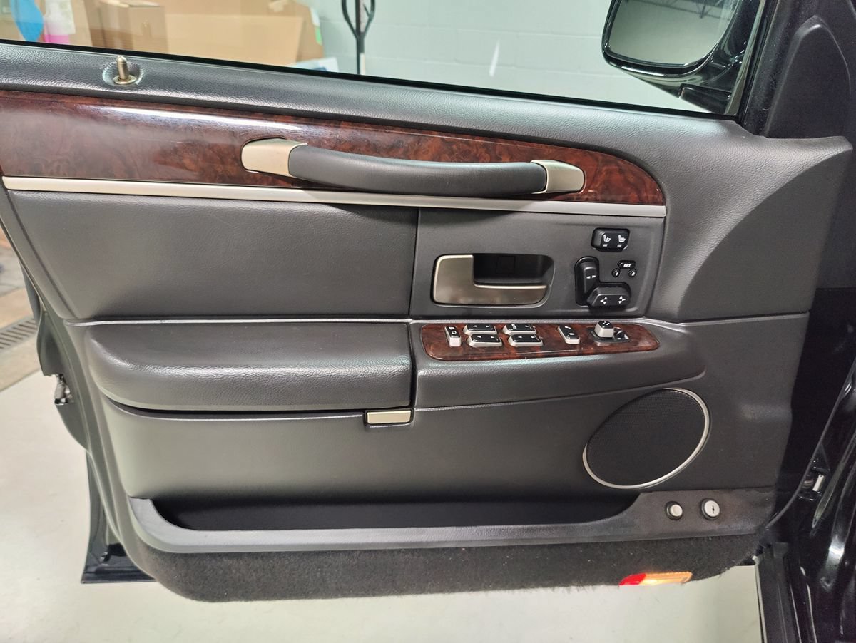 Used 2008 Lincoln Town Car Signature Limited RWD image 23