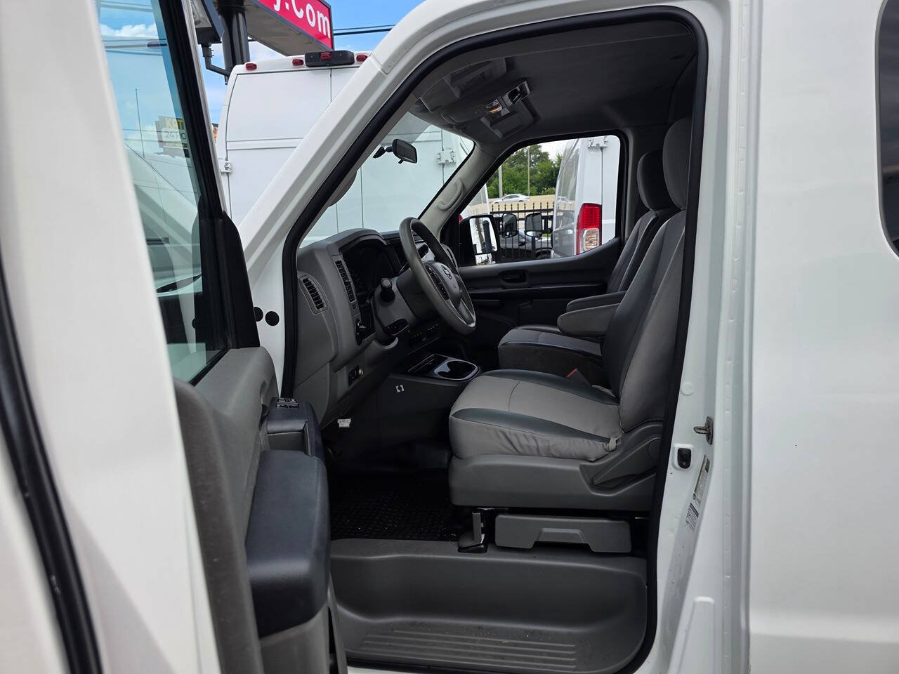 Used 2018 Nissan NV 3500 S RWD image 18
