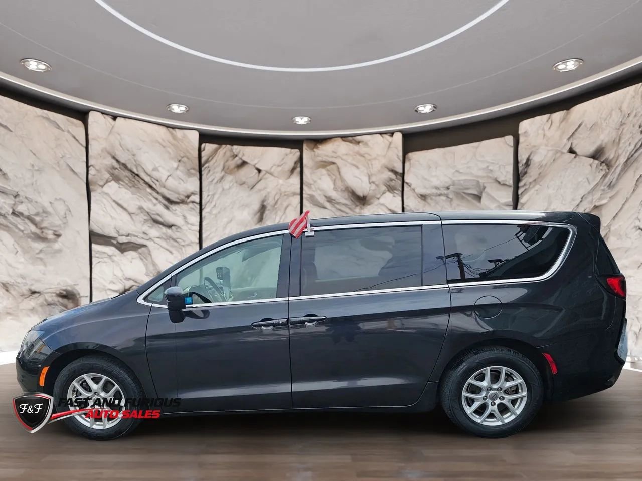 Used 2022 Chrysler Voyager LX FWD image 4