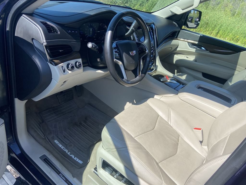 Certified 2020 Cadillac Escalade Premium Luxury AWD/4WD image 18