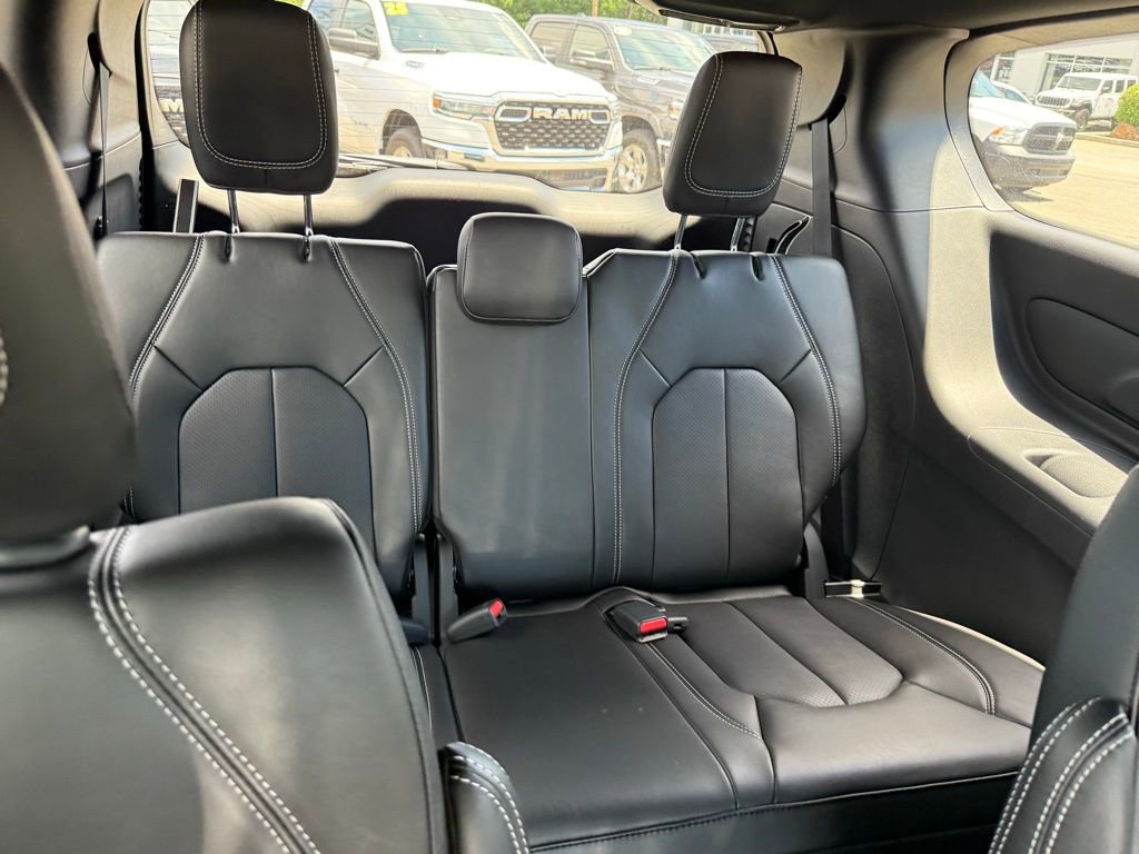 Used 2025 Chrysler Pacifica Select FWD image 40