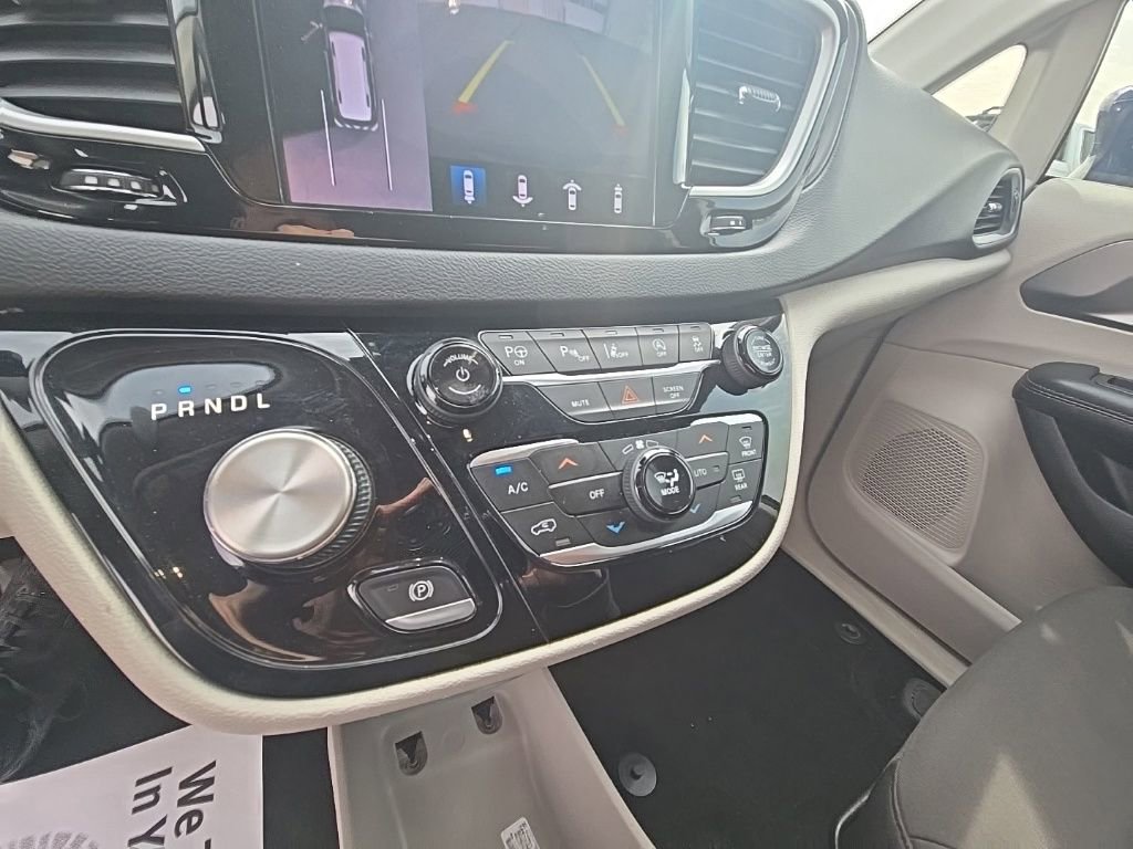 Used 2020 Chrysler Pacifica Touring w/ Advanced Safetytec Group image 19