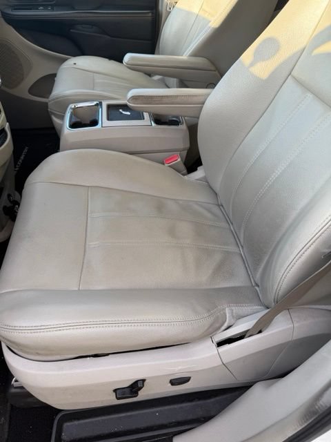Used 2013 Chrysler Town & Country Touring FWD image 3