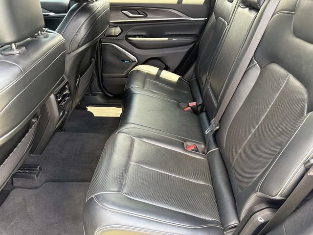 Used 2022 Jeep Grand Cherokee Overland AWD/4WD image 23