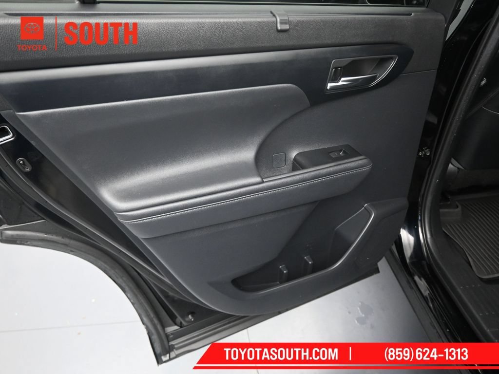 Used 2020 Toyota Highlander XLE AWD/4WD image 31