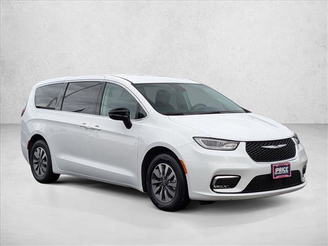 Used 2024 Chrysler Pacifica Select image 3