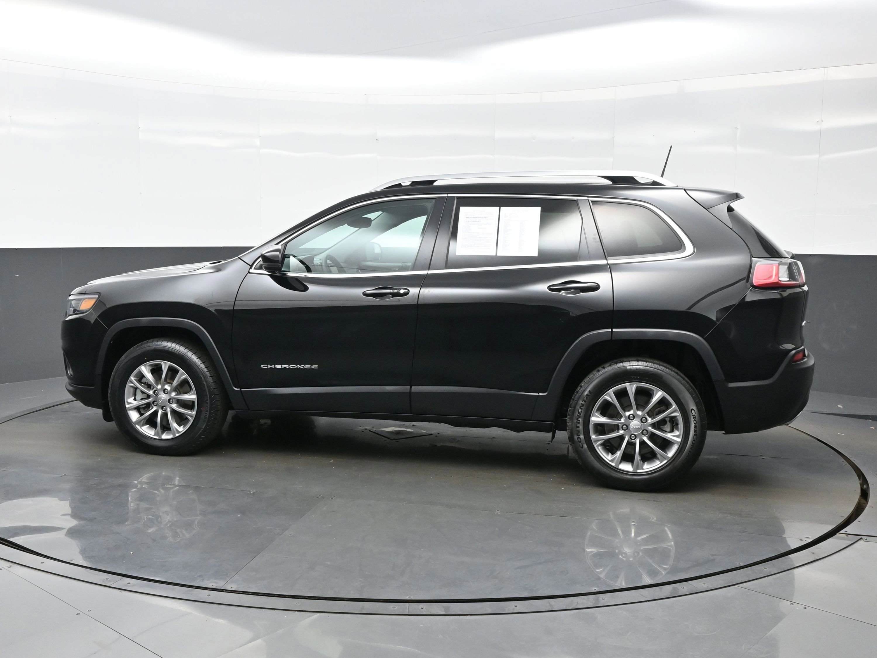Used 2021 Jeep Cherokee Latitude Lux w/ Comfort/Convenience Group AWD/4WD image 3