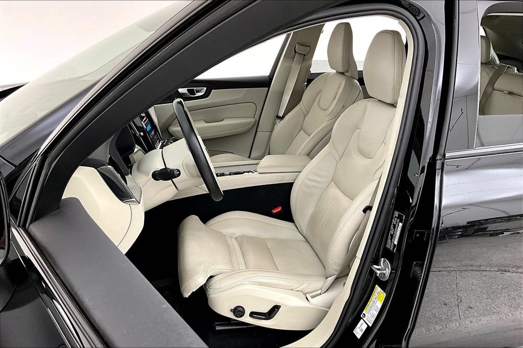Certified 2024 Volvo XC60 B5 Ultimate w/ Protection Package Premier AWD/4WD image 32