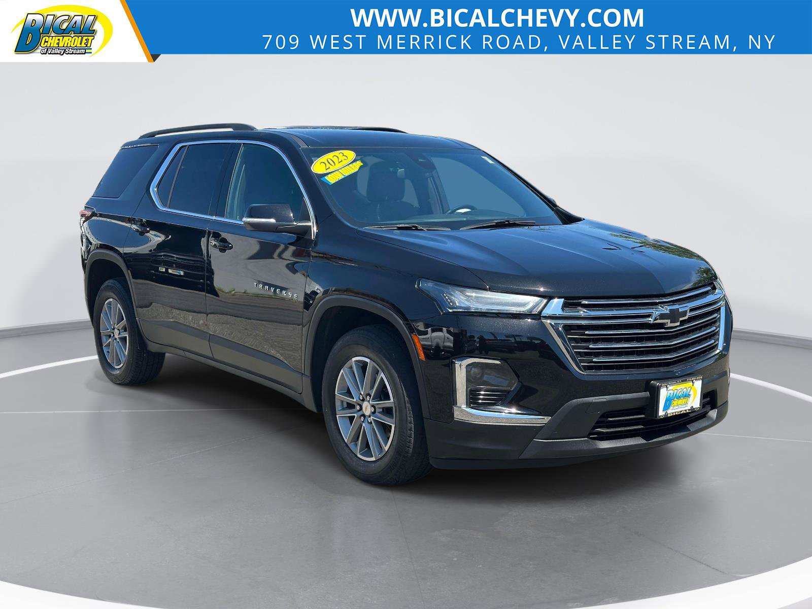 Used 2023 Chevrolet Traverse LT AWD/4WD image 1