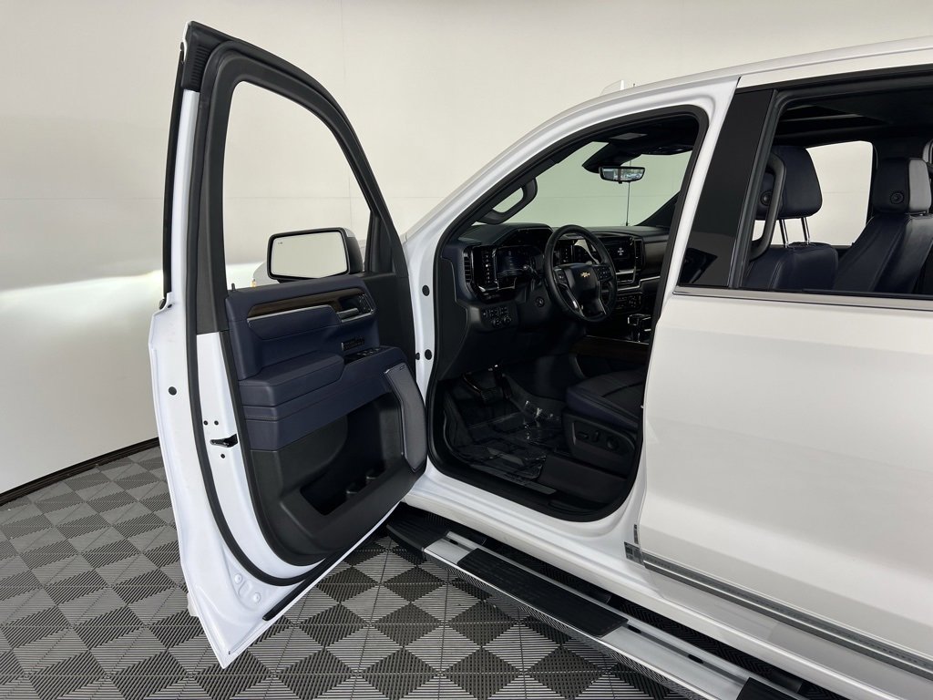 Used 2025 Chevrolet Silverado 1500 High Country w/ Technology Package image 14
