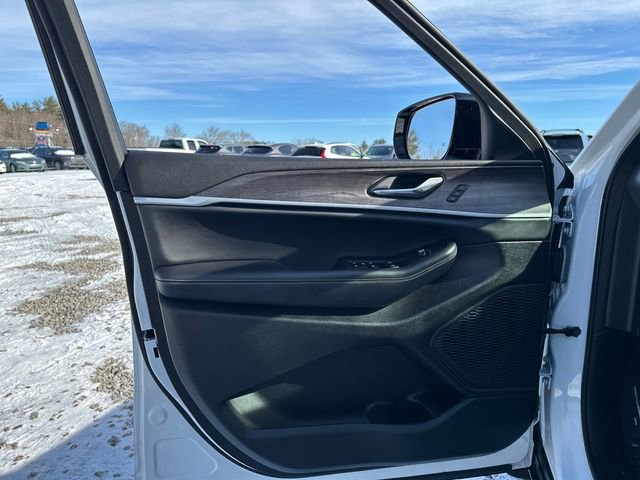 Used 2025 Jeep Grand Cherokee L Limited w/ Black Appearance Package image 30