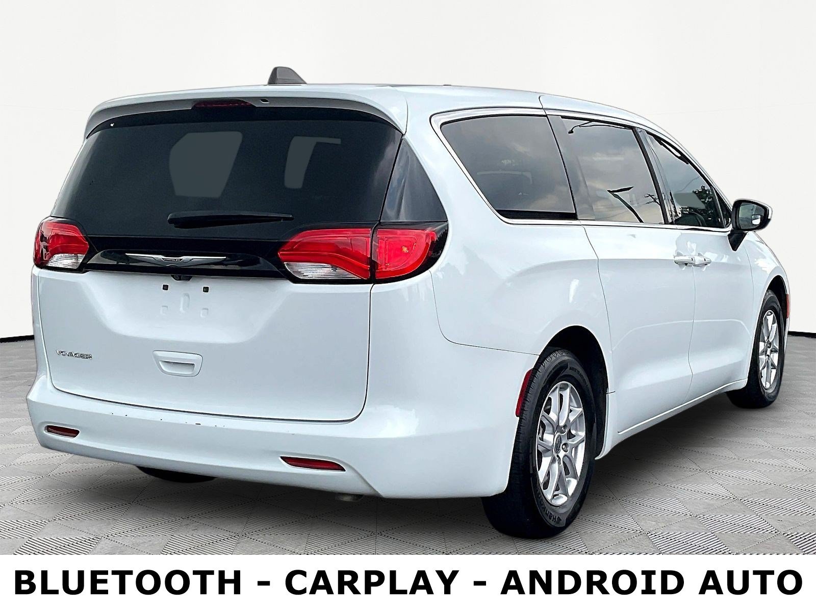 Used 2023 Chrysler Voyager LX FWD image 6