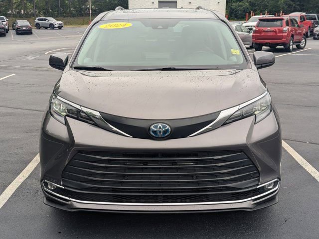 Used 2024 Toyota Sienna XLE FWD image 2
