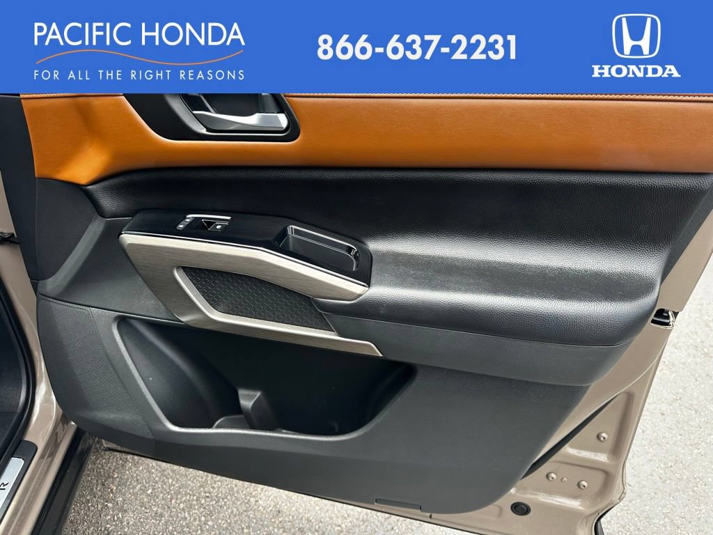 Used 2023 Nissan Pathfinder Platinum FWD image 16