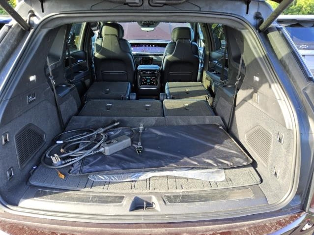 Used 2025 Cadillac Escalade IQ Luxury 2 w/ LPO, Premium Carpet Package AWD/4WD image 2