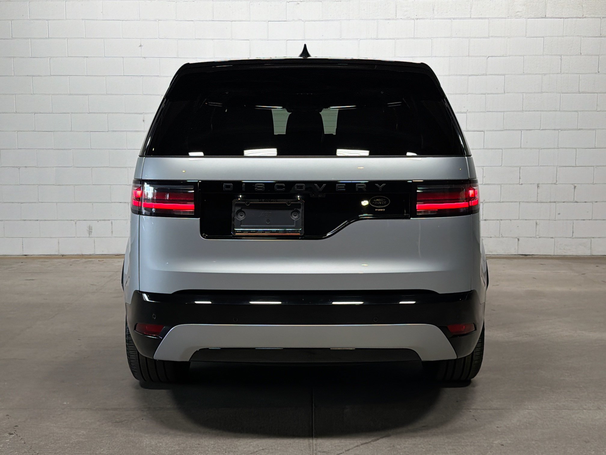 Used 2023 Land Rover Discovery HSE R-Dynamic AWD/4WD image 8