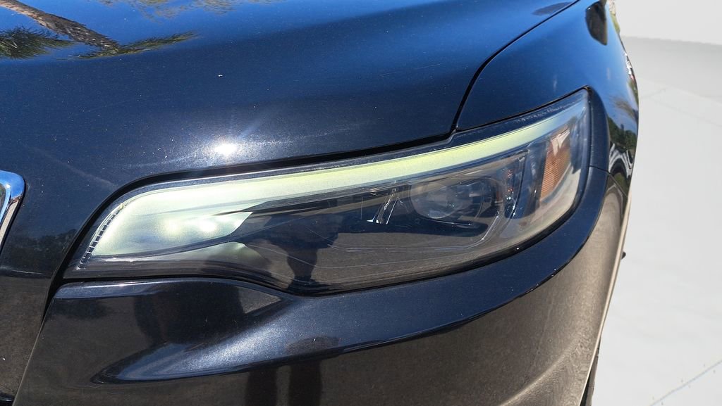 Used 2019 Jeep Cherokee Latitude Plus w/ Comfort/Convenience Group FWD image 9