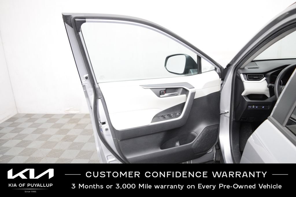 Used 2021 Toyota RAV4 XLE w/ XLE Grade Weather Package AWD/4WD image 9