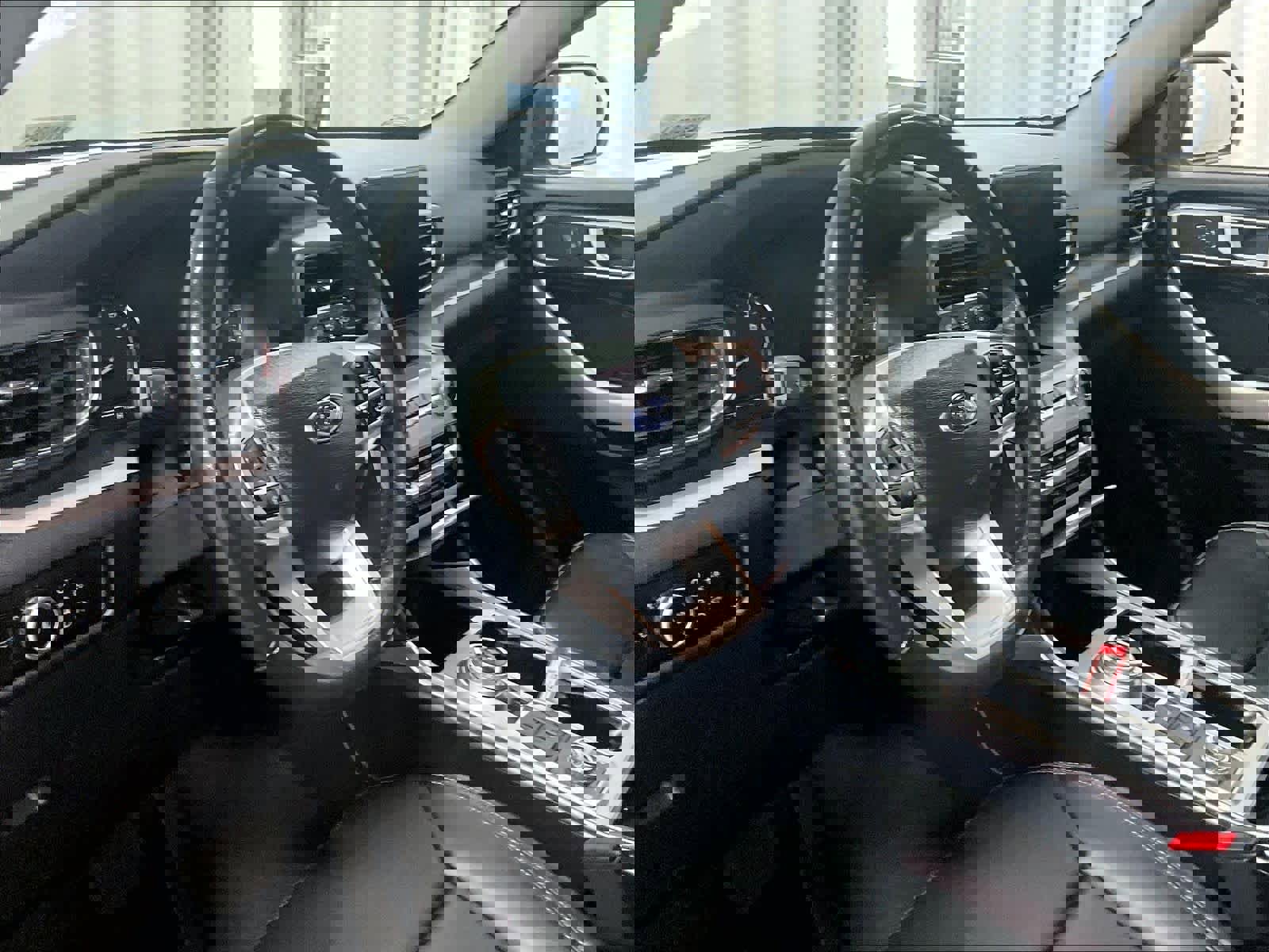 Used 2023 Ford Explorer XLT w/ Equipment Group 202A image 7