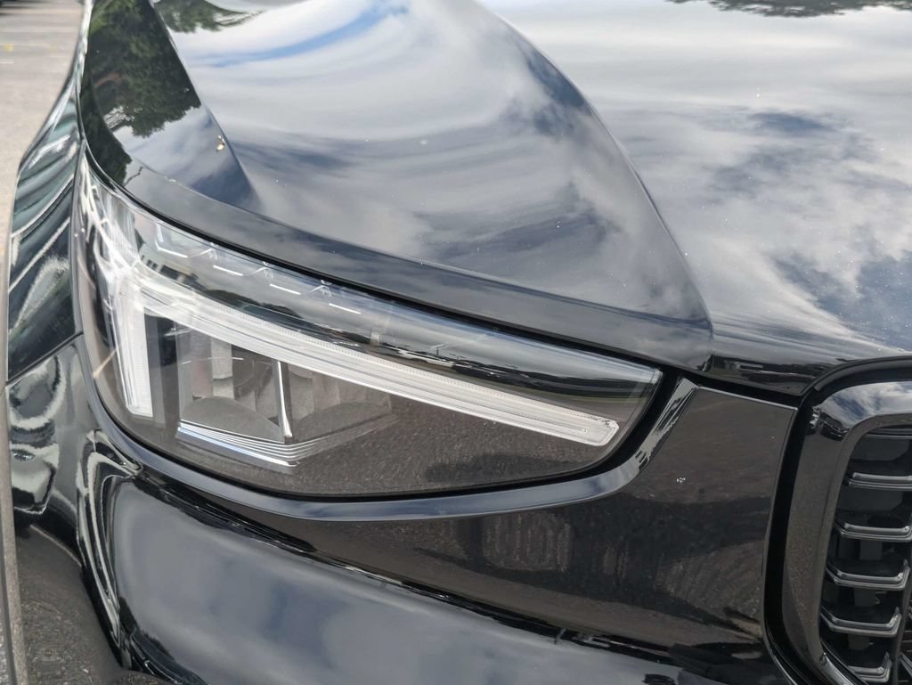 Certified 2025 Volvo XC40 B5 Plus AWD/4WD image 10