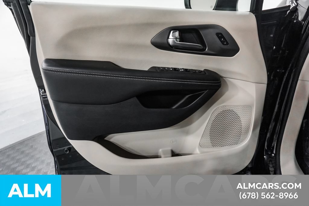 Used 2023 Chrysler Pacifica Touring-L FWD image 42