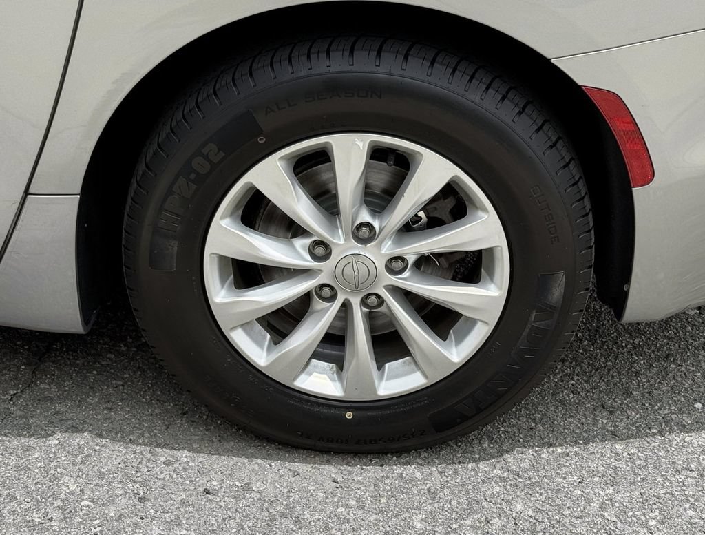 Used 2018 Chrysler Pacifica Touring-L FWD image 11
