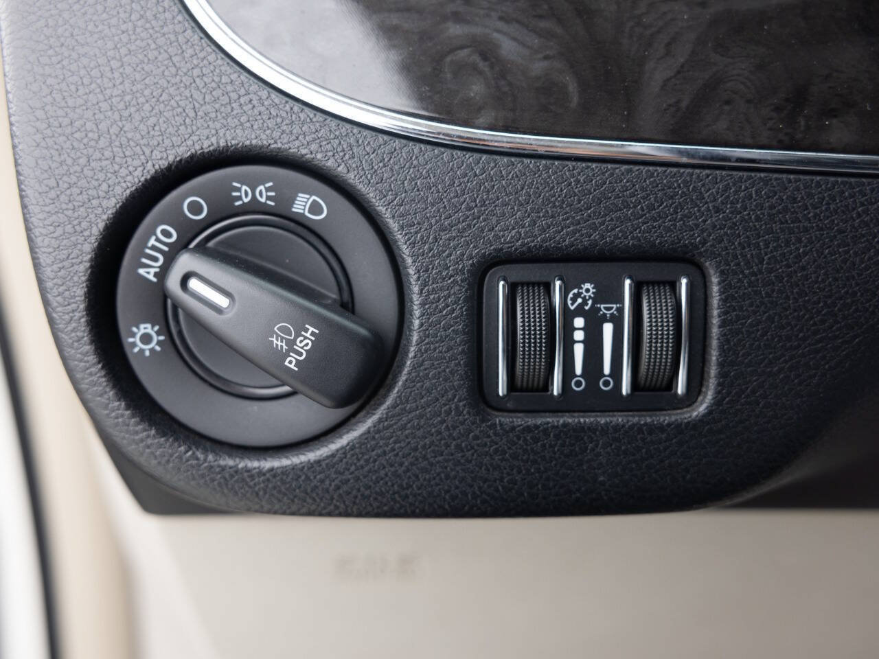 Used 2013 Chrysler Town & Country Touring FWD image 38