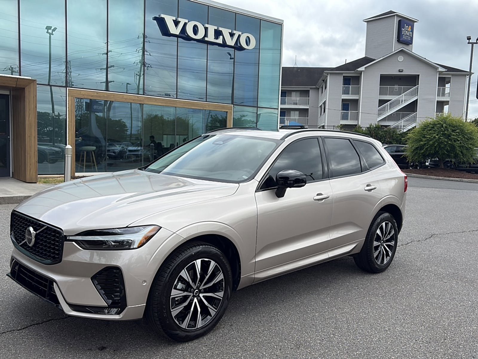 Certified 2024 Volvo XC60 B5 Plus w/ Protection Package Premier AWD/4WD image 1