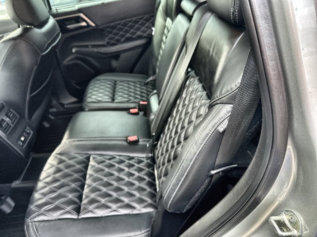 Used 2023 Mitsubishi Outlander AWD image 31