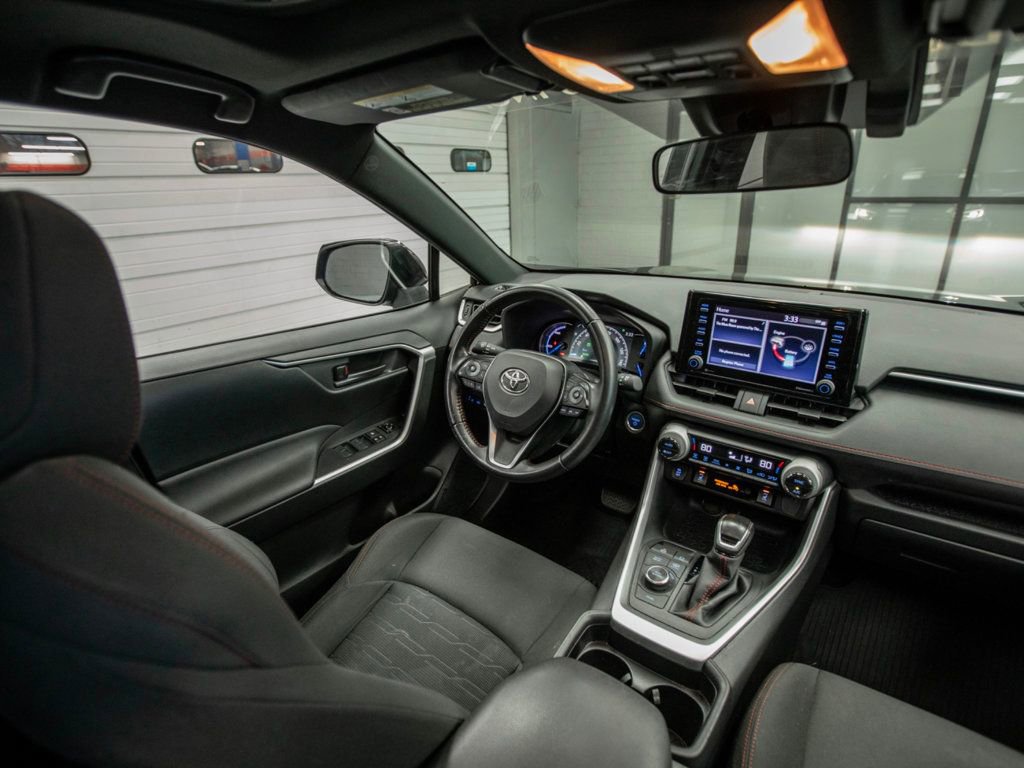 Used 2021 Toyota RAV4 SE image 16