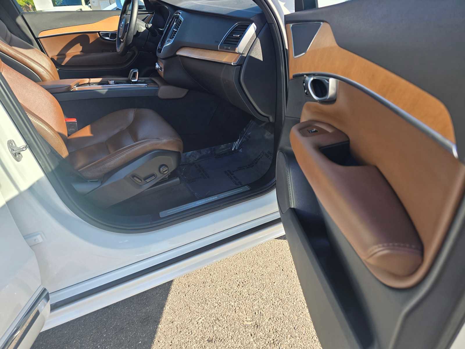 Used 2023 Volvo XC90 T8 Core w/ Climate Package image 10