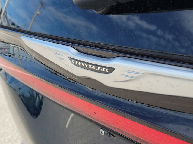 Used 2022 Chrysler Pacifica Touring-L image 7