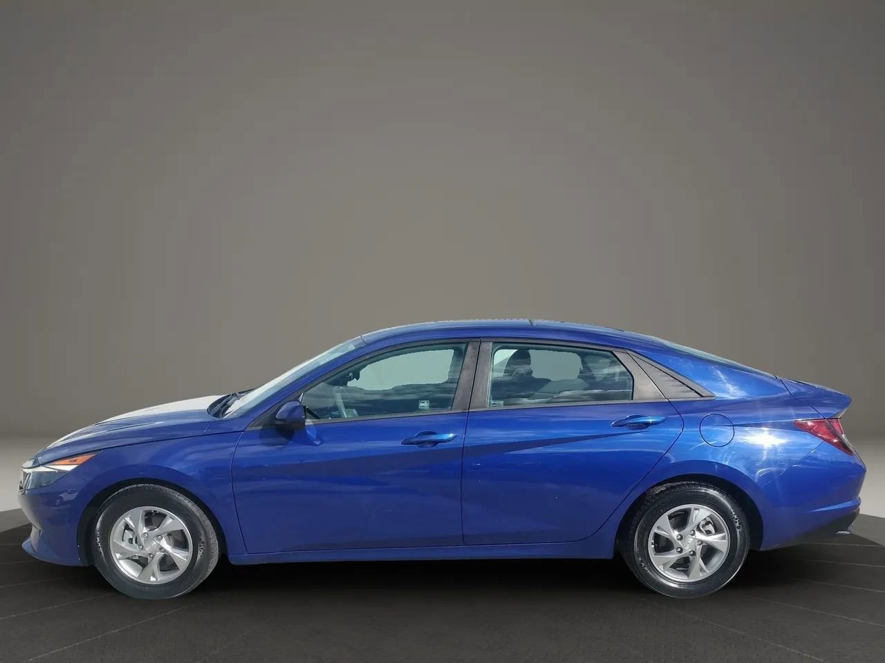 Used 2021 Hyundai Elantra SE image 3