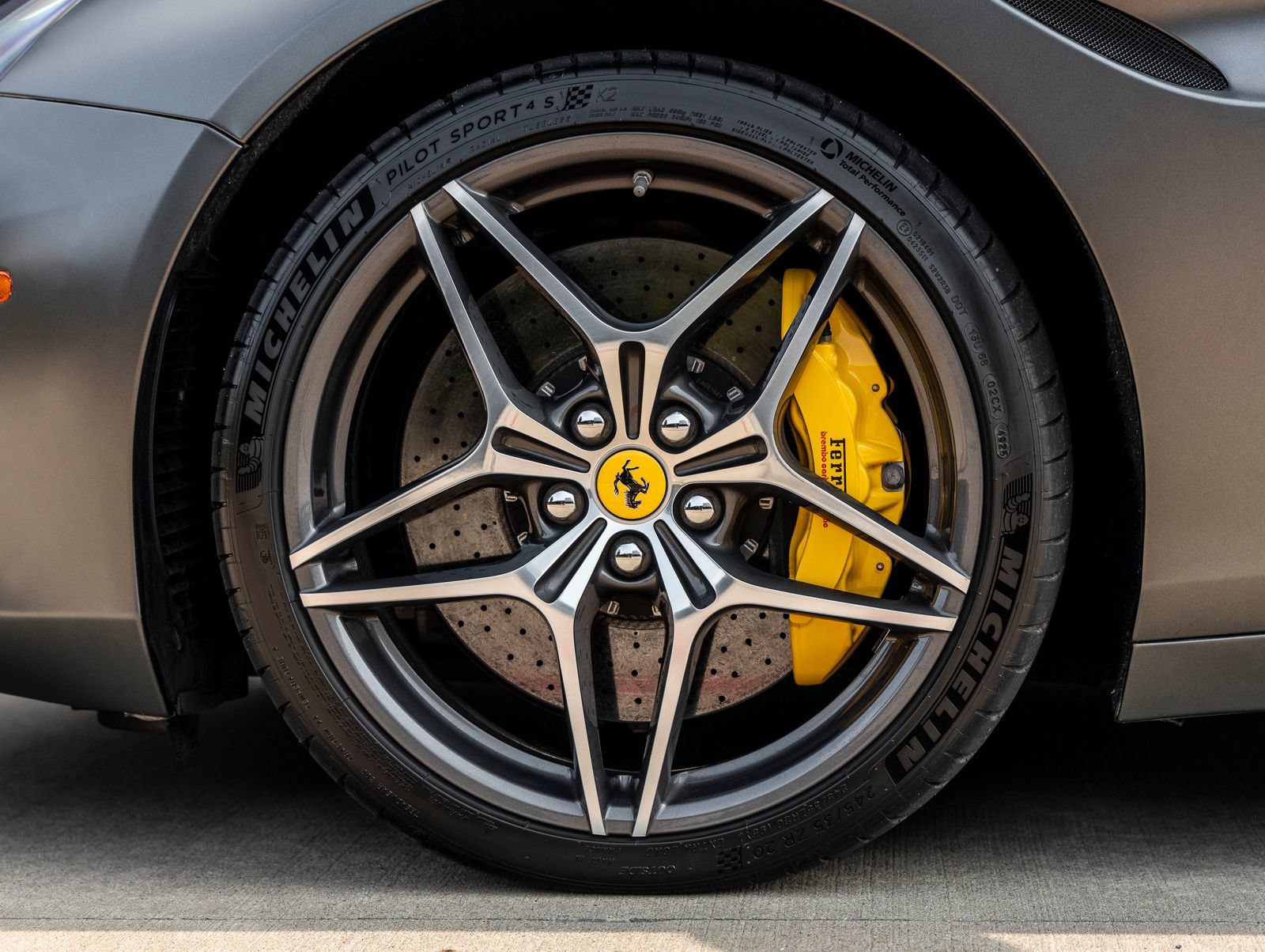 Used 2016 Ferrari California T RWD image 16