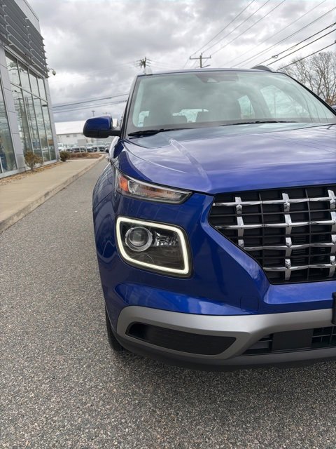 Certified 2022 Hyundai Venue Limited w/ Cargo Package image 3