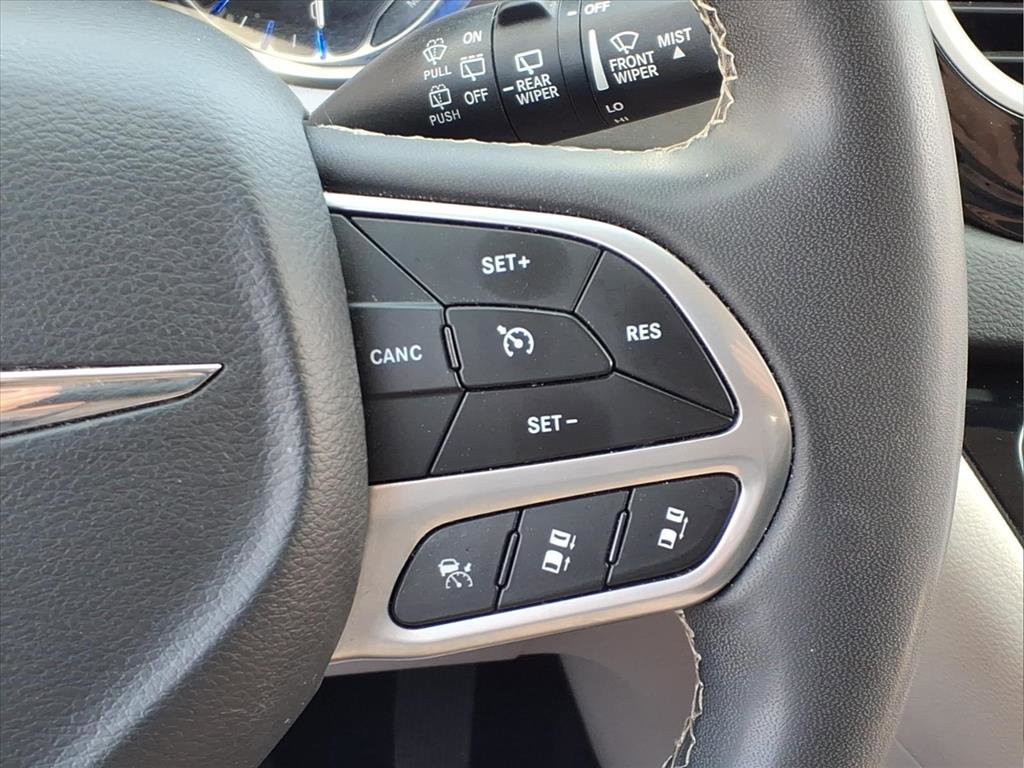 Used 2022 Chrysler Pacifica Touring-L FWD image 28