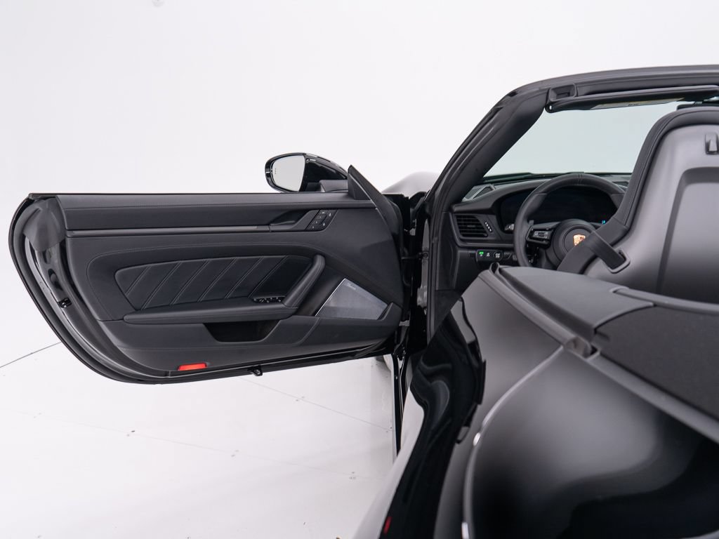 Used 2025 Porsche 911 Carrera RWD image 18