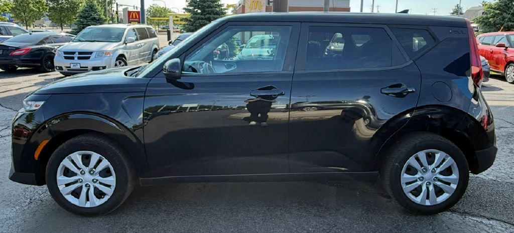 Used 2022 Kia Soul LX image 3