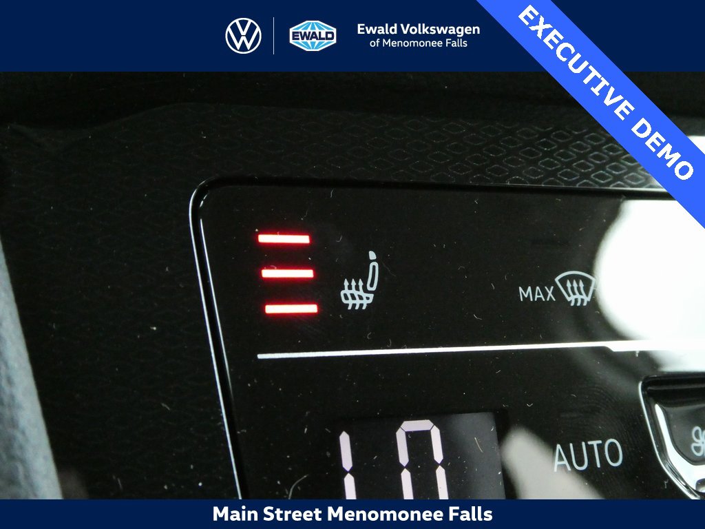 Certified 2025 Volkswagen Taos SE image 41