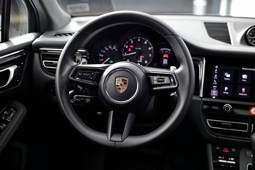 Certified 2025 Porsche Macan image 31