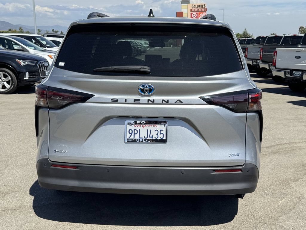 Used 2025 Toyota Sienna XLE FWD image 6