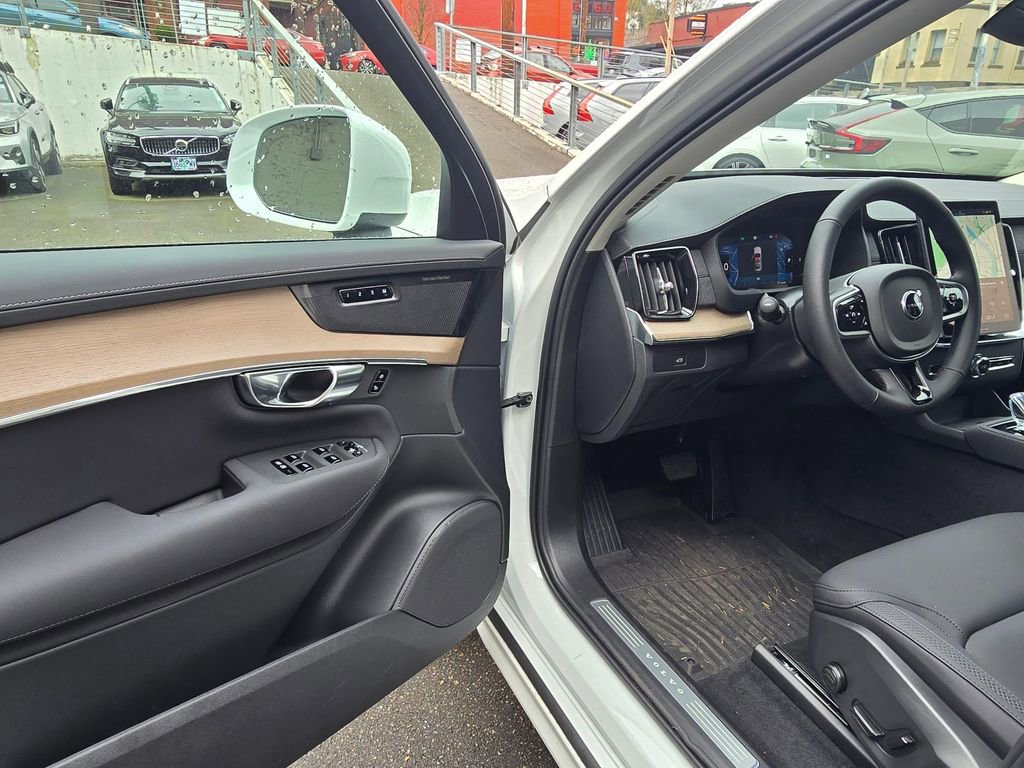 New 2025 Volvo XC90 B5 Plus w/ Protection Package Premier image 20