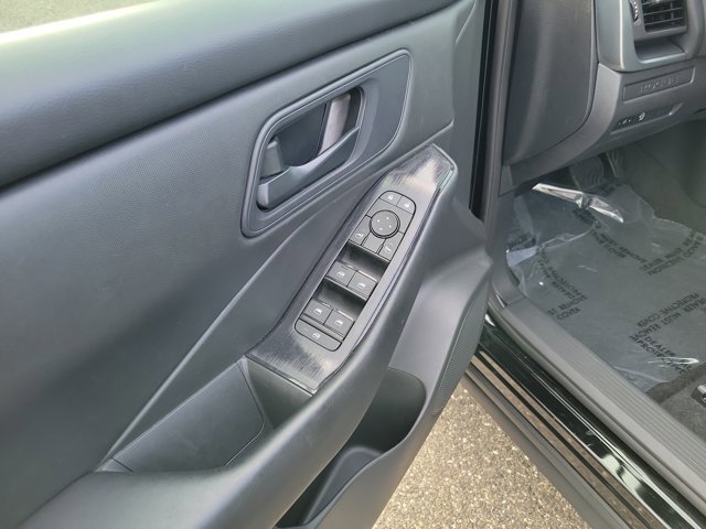 Used 2024 Nissan Rogue S FWD image 15