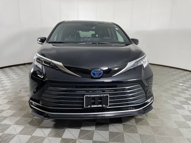 Used 2025 Toyota Sienna Limited AWD/4WD image 2