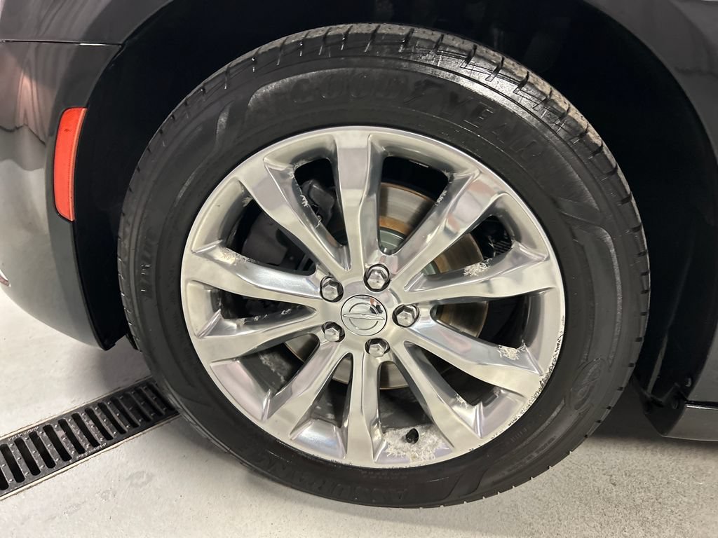 Used 2017 Chrysler 300 Limited AWD/4WD image 9
